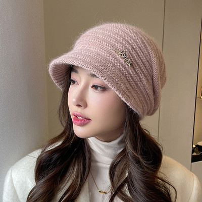 Γυναικείο χειμωνιάτικο καπέλο με μεταλλικό στοιχείο