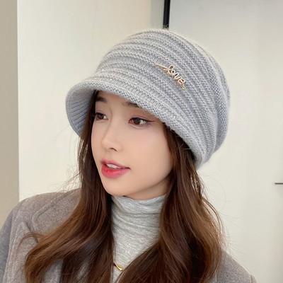 Γυναικείο χειμωνιάτικο καπέλο με μεταλλικό στοιχείο