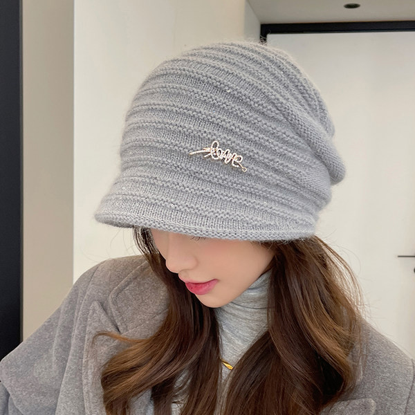 Γυναικείο χειμωνιάτικο καπέλο με μεταλλικό στοιχείο