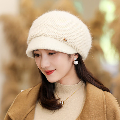Μοντέρνο χειμωνιάτικο καπέλο με γείσο και μεταλλικό στοιχείο