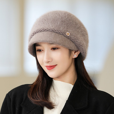 Μοντέρνο χειμωνιάτικο καπέλο με γείσο και μεταλλικό στοιχείο