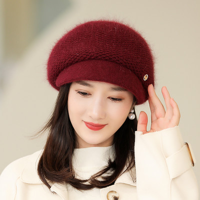 Μοντέρνο χειμωνιάτικο καπέλο με γείσο και μεταλλικό στοιχείο