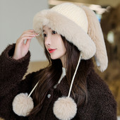 Ženska zimska kapa s paperjem i vezicama