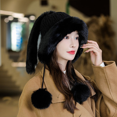 Ženska zimska kapa s paperjem i vezicama