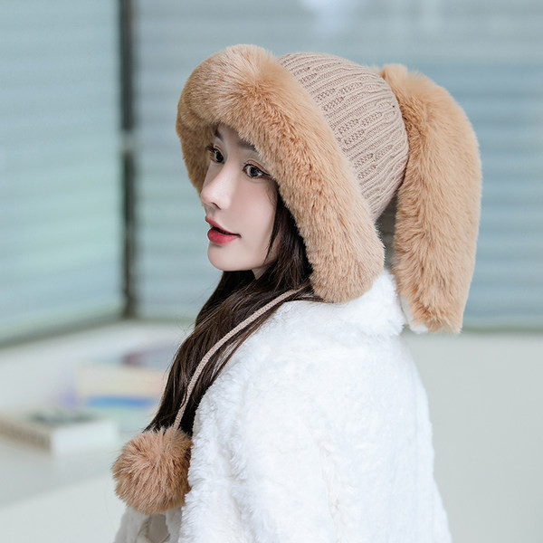 Ženska zimska kapa s paperjem i vezicama