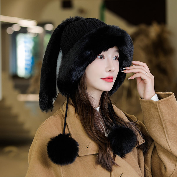 Ženska zimska kapa s paperjem i vezicama