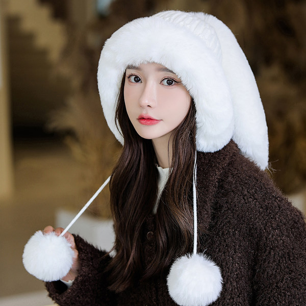 Ženska zimska kapa s paperjem i vezicama