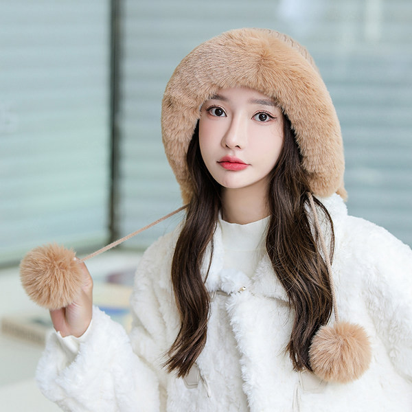 Ženska zimska kapa s paperjem i vezicama