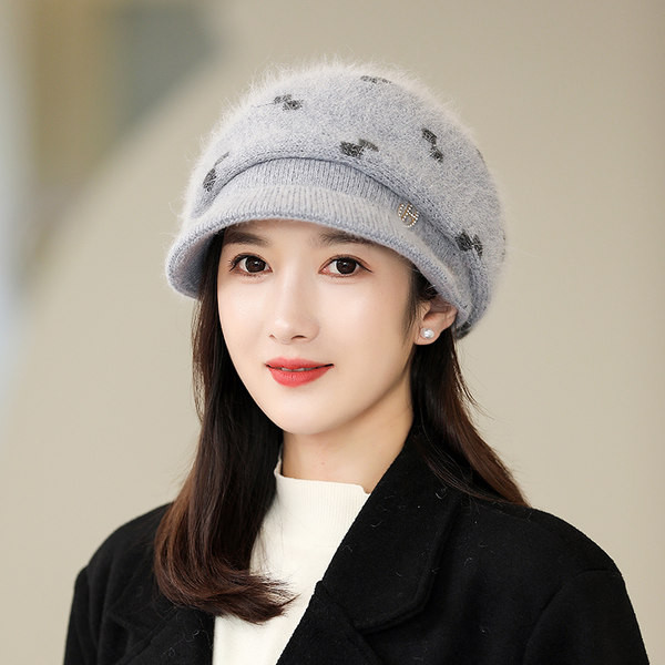 Palarie de iarna model nou cu vizor si element metalic pentru femei