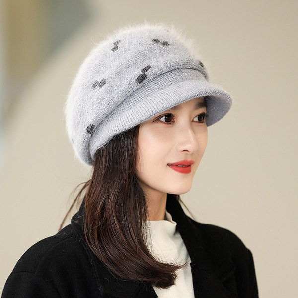 Palarie de iarna model nou cu vizor si element metalic pentru femei