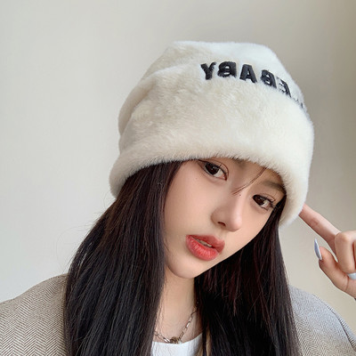 Plišana zimska kapa s izvezenim slovima