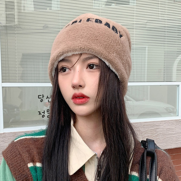 Plišana zimska kapa s izvezenim slovima