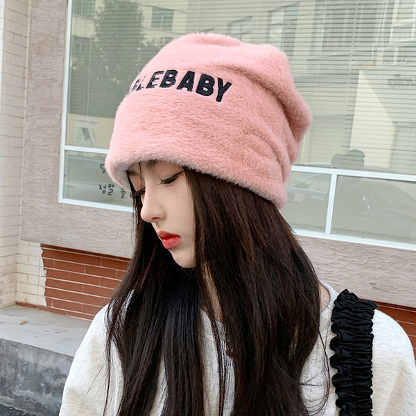 Plišana zimska kapa s izvezenim slovima