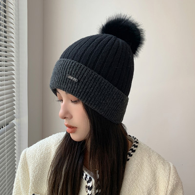 Γυναικείο χειμερινό καπέλο με πούπουλο και επιγραφή