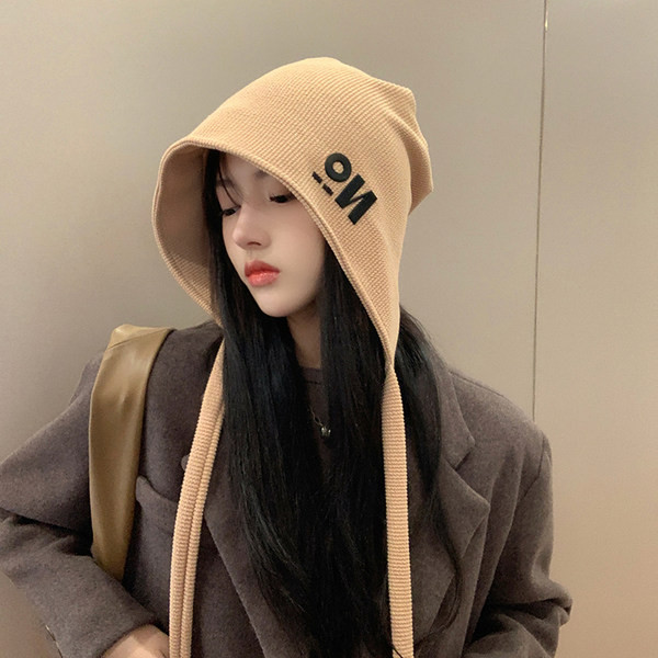 Pălărie de toamnă pentru femei cu inscripție