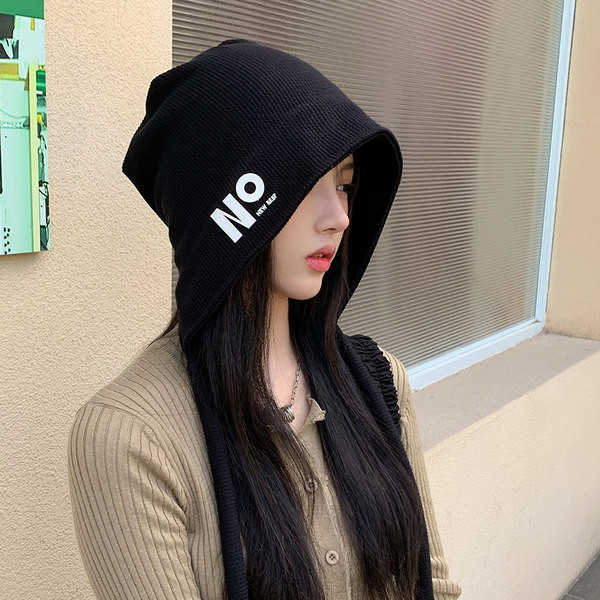 Pălărie de toamnă pentru femei cu inscripție