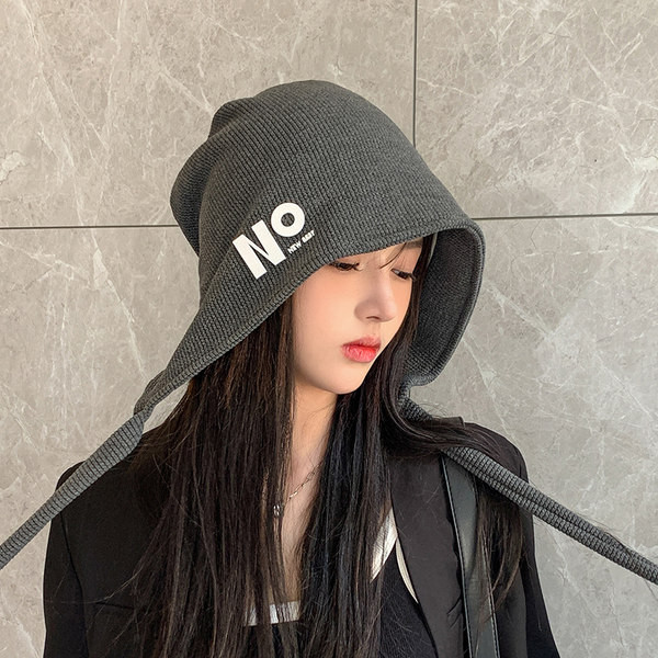 Pălărie de toamnă pentru femei cu inscripție