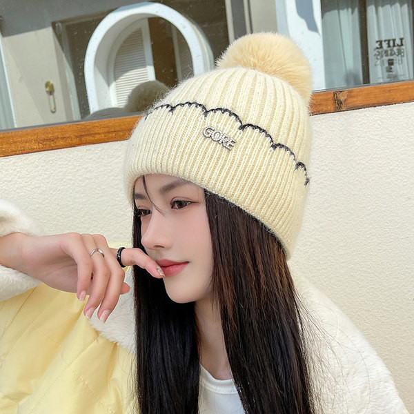 Naiste talvemüts - metallelemendiga