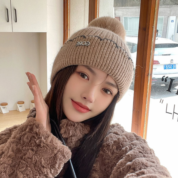 Naiste talvemüts - metallelemendiga