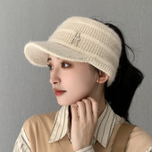 Ženska kapa sa šiltom i metalnim elementom - pletena