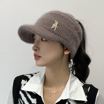 Ženska kapa sa šiltom i metalnim elementom - pletena