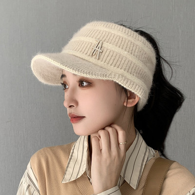 Ženska kapa sa šiltom i metalnim elementom - pletena