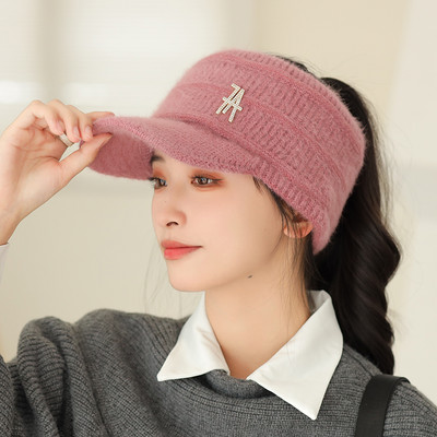 Ženska kapa sa šiltom i metalnim elementom - pletena