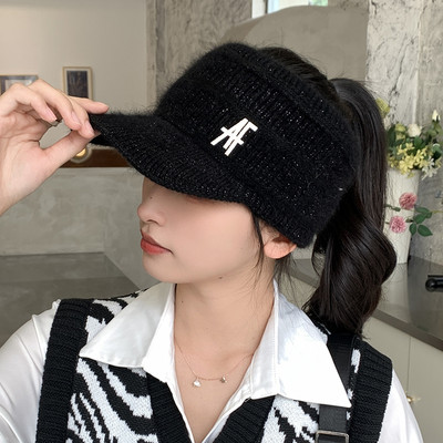 Ženska kapa sa šiltom i metalnim elementom - pletena