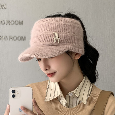 Ženska kapa sa šiltom i metalnim elementom - pletena