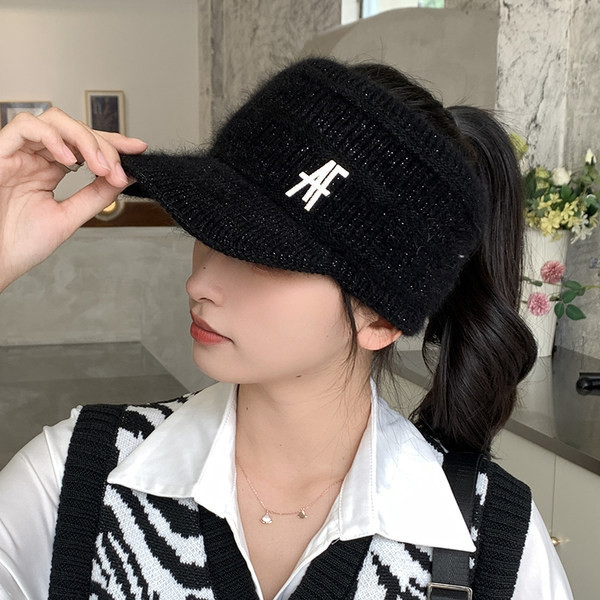 Ženska kapa sa šiltom i metalnim elementom - pletena