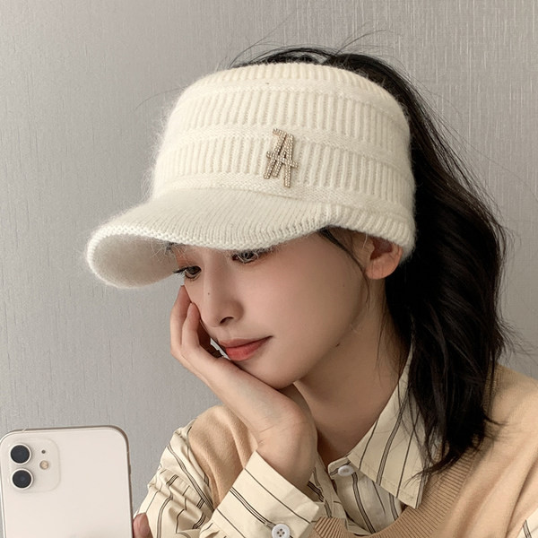 Ženska kapa sa šiltom i metalnim elementom - pletena