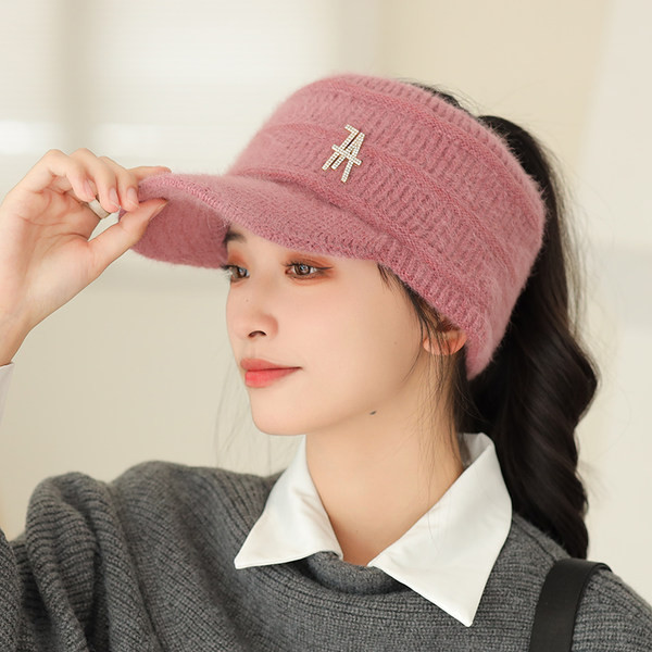 Ženska kapa sa šiltom i metalnim elementom - pletena