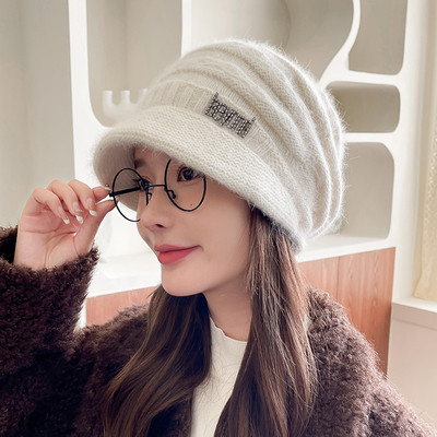 Γυναικείο χειμερινό καπέλο με γείσο και μεταλλικό στοιχείο