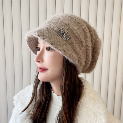 Γυναικείο χειμερινό καπέλο με γείσο και μεταλλικό στοιχείο