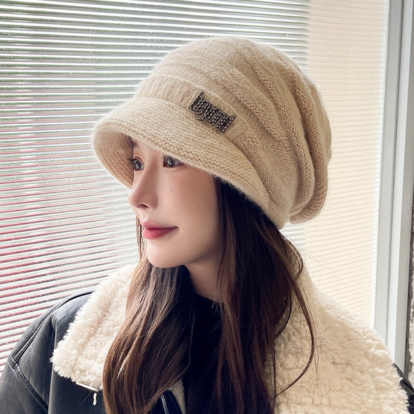 Γυναικείο χειμερινό καπέλο με γείσο και μεταλλικό στοιχείο