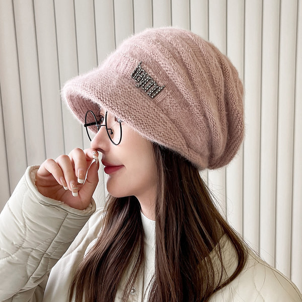 Γυναικείο χειμερινό καπέλο με γείσο και μεταλλικό στοιχείο