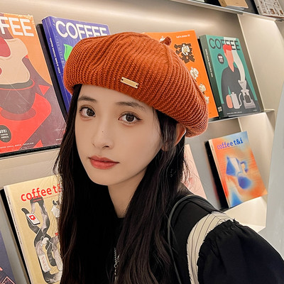 Naiste talvebarettmüts metallelemendiga