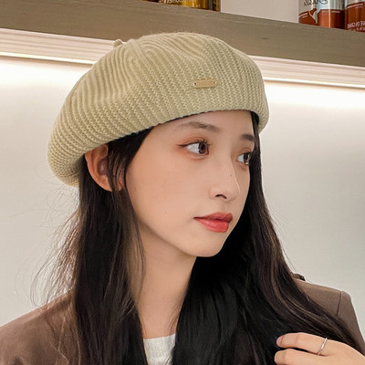 Naiste talvebarettmüts metallelemendiga