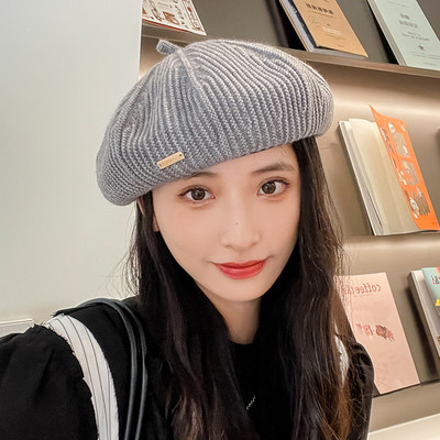 Naiste talvebarettmüts metallelemendiga