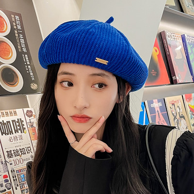 Naiste talvebarettmüts metallelemendiga