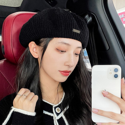 Naiste talvebarettmüts metallelemendiga