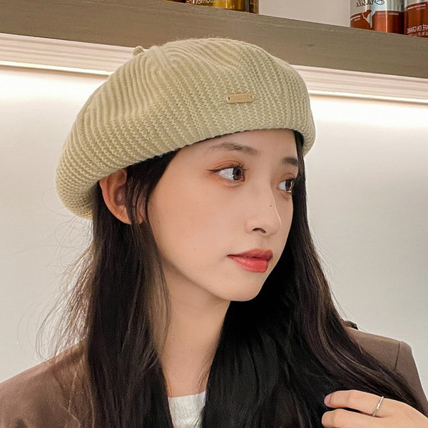 Naiste talvebarettmüts metallelemendiga