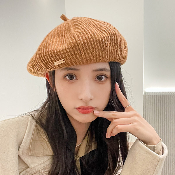 Naiste talvebarettmüts metallelemendiga