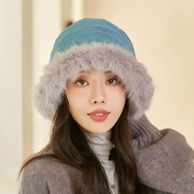 Pălărie de iarnă pentru femei - cu puf