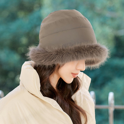 Pălărie de iarnă pentru femei - cu puf