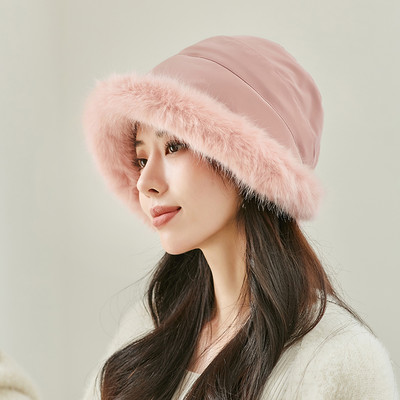 Pălărie de iarnă pentru femei - cu puf