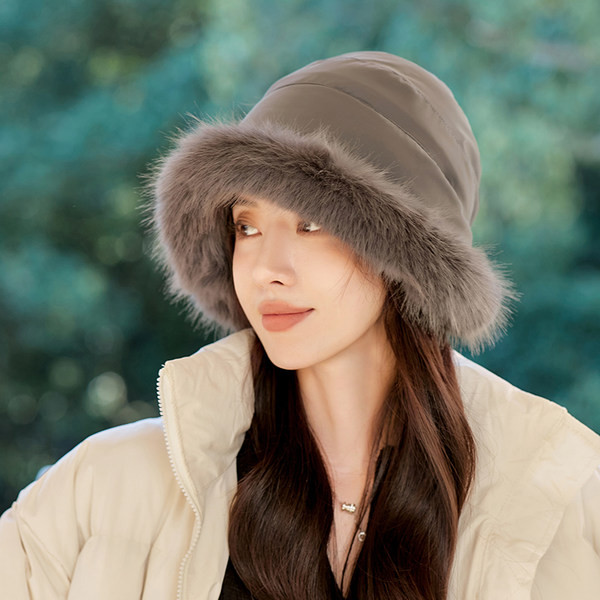 Pălărie de iarnă pentru femei - cu puf