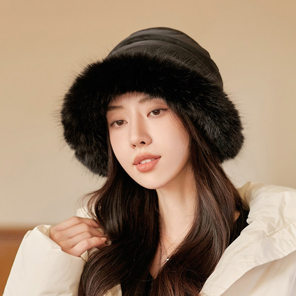 Pălărie de iarnă pentru femei - cu puf