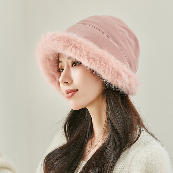 Pălărie de iarnă pentru femei - cu puf
