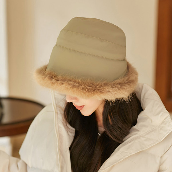 Pălărie de iarnă pentru femei - cu puf